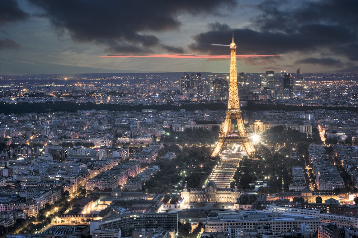 tourist in paris 2022